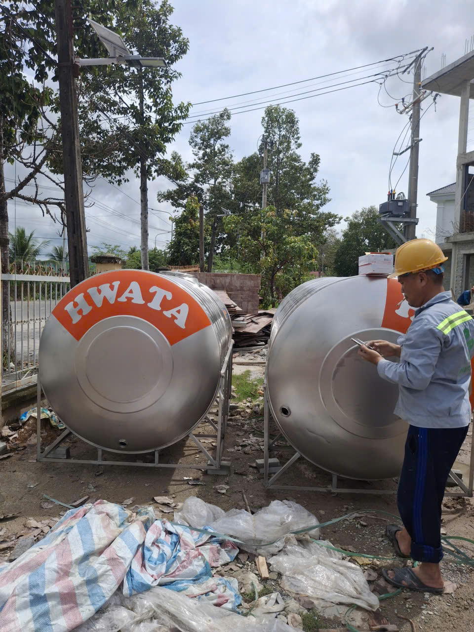 Bồn inox 4000L ngang đặt sân thượng và mái tôn
