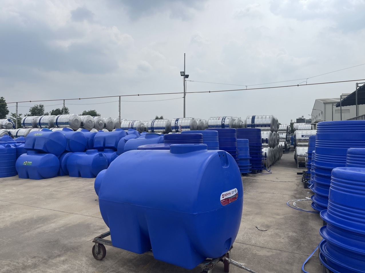 Những điều cần kiểm tra khi chọn mua bồn nhựa 300L đứng