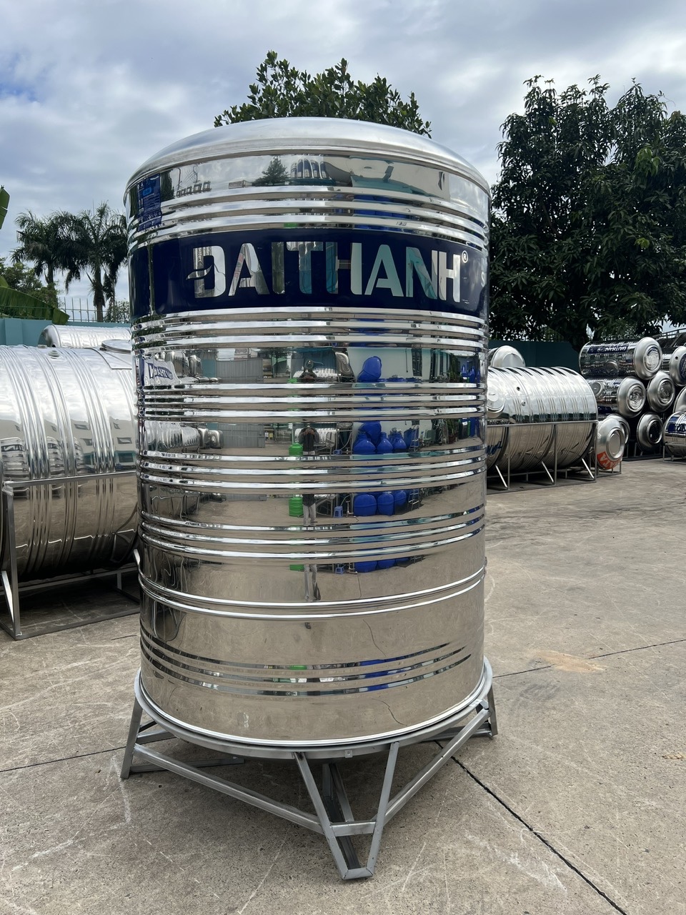 Bồn nước inox 2000L đứng chính hãng kèm chân đế