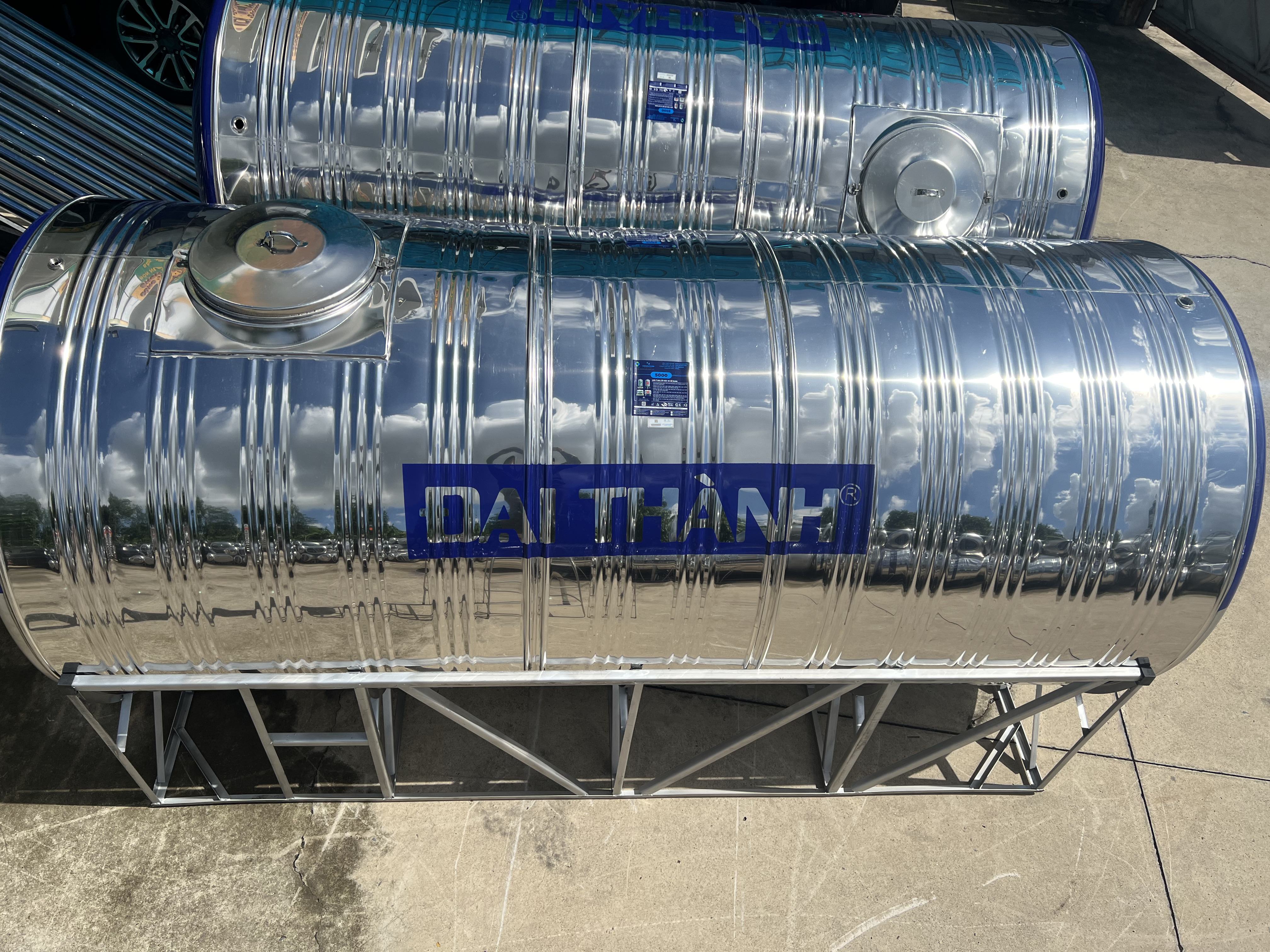 Bồn inox 5000L ngang đặt sân thượng và mái tôn