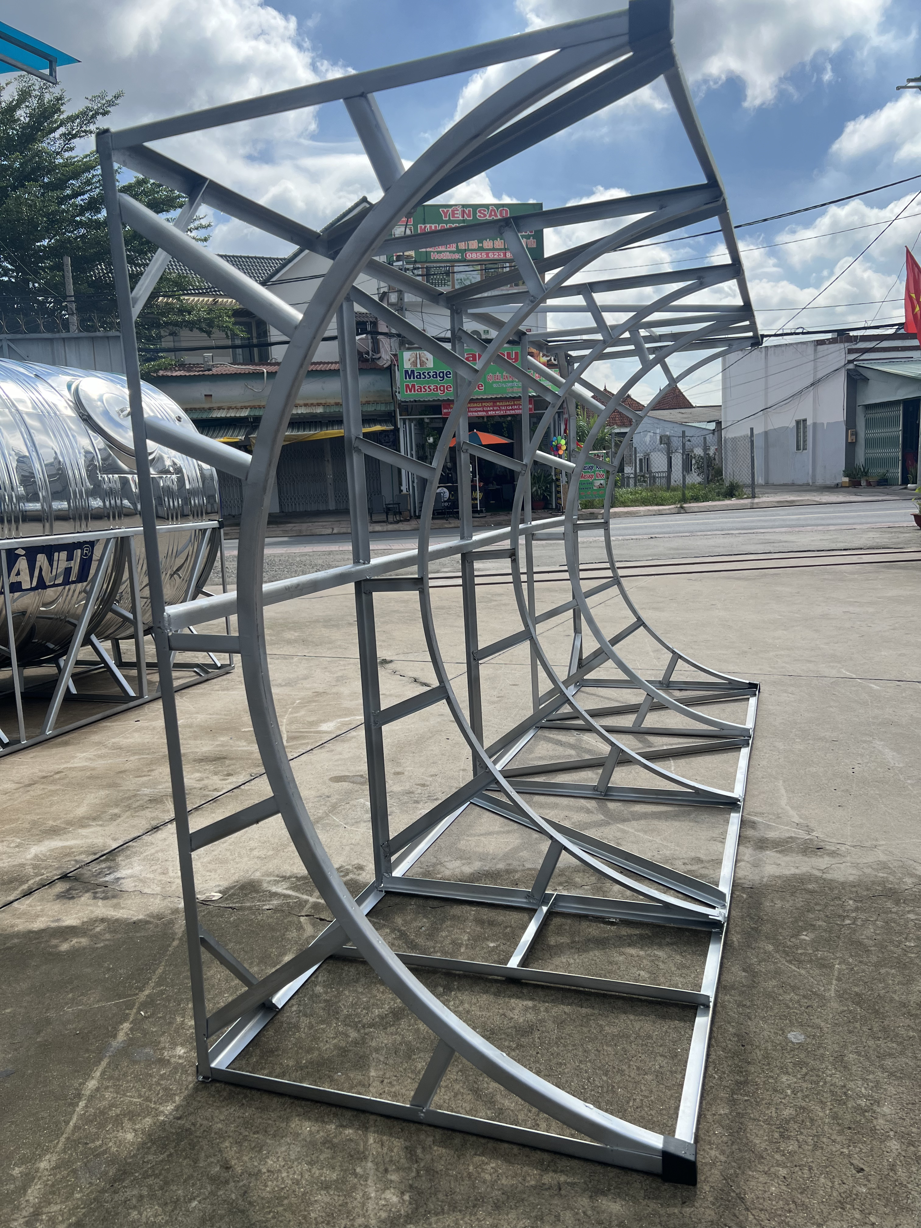 Lắp đặt bồn inox 5000L ngang an toàn trên mái tôn