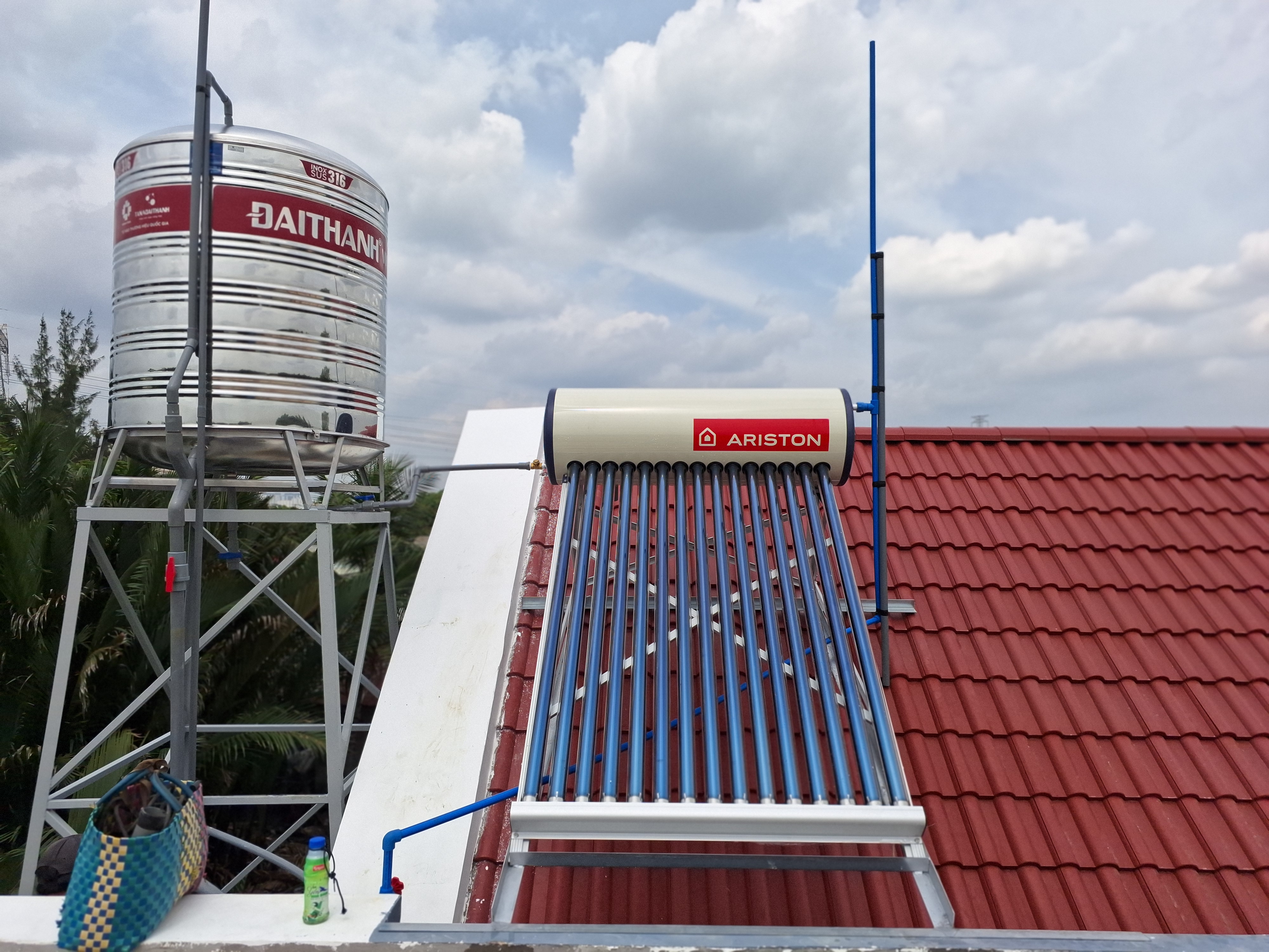 Giao và lắp đặt bình năng lượng mặt trời 215L