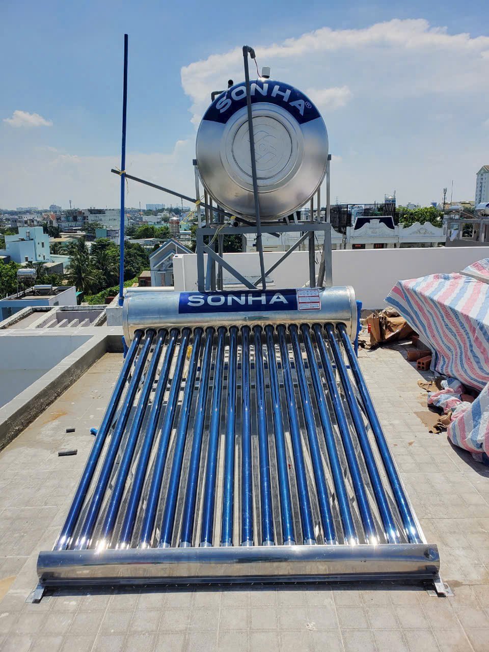 Lắp đặt bồn inox 4000L ngang an toàn trên mái tôn
