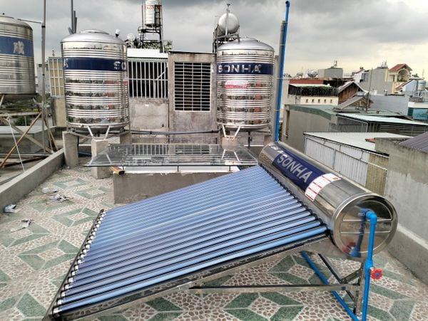 Giao và lắp đặt bình năng lượng mặt trời 315L
