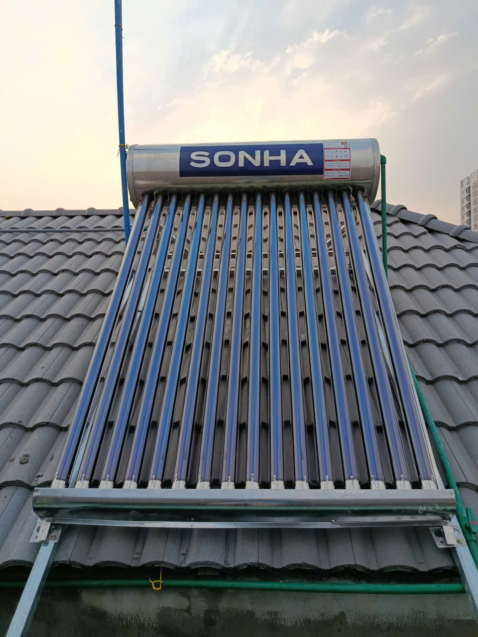 Kho máy nước nóng năng lượng mặt trời ống chân không chính hãng