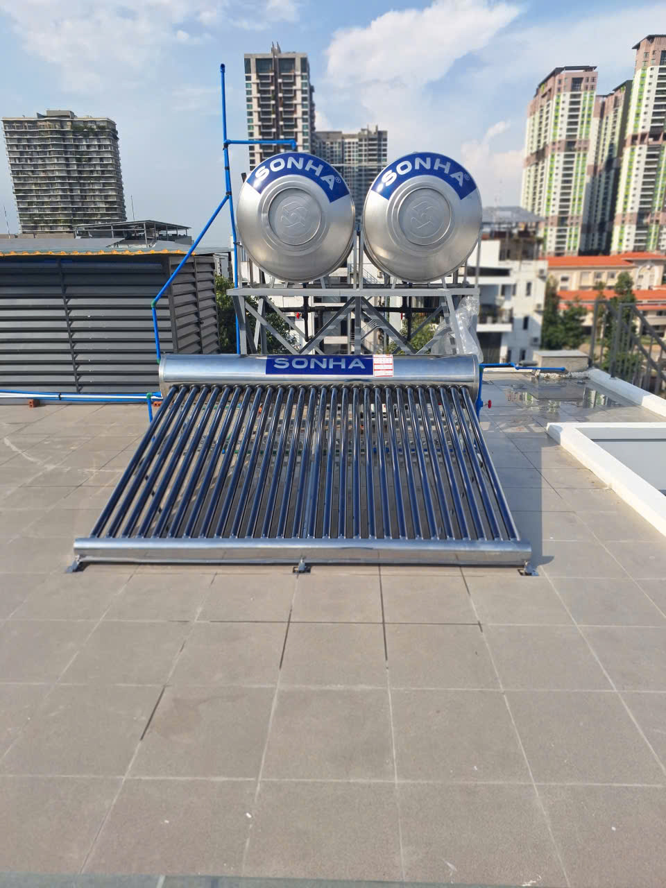 Giao và lắp đặt bình năng lượng mặt trời 240L