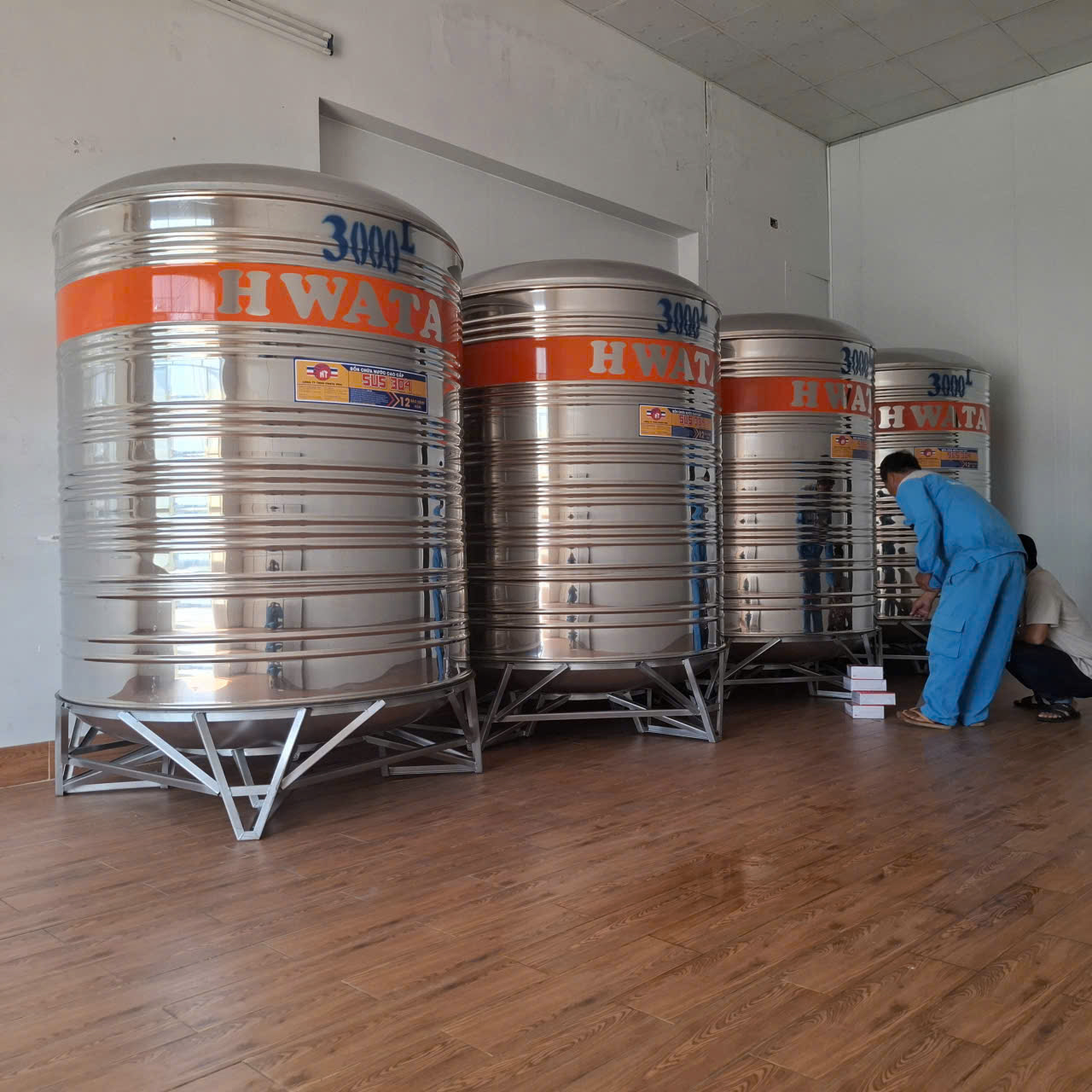 Lắp đặt bồn inox 3500L đứng an toàn trên sân thượng