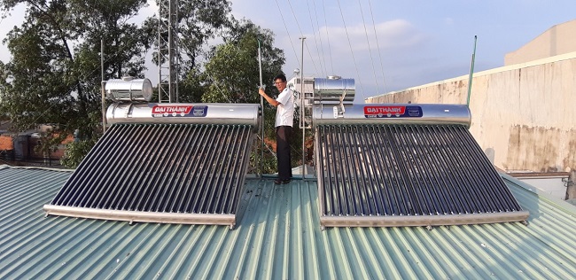 lap binh phu may nuoc nong nang luong mat troi