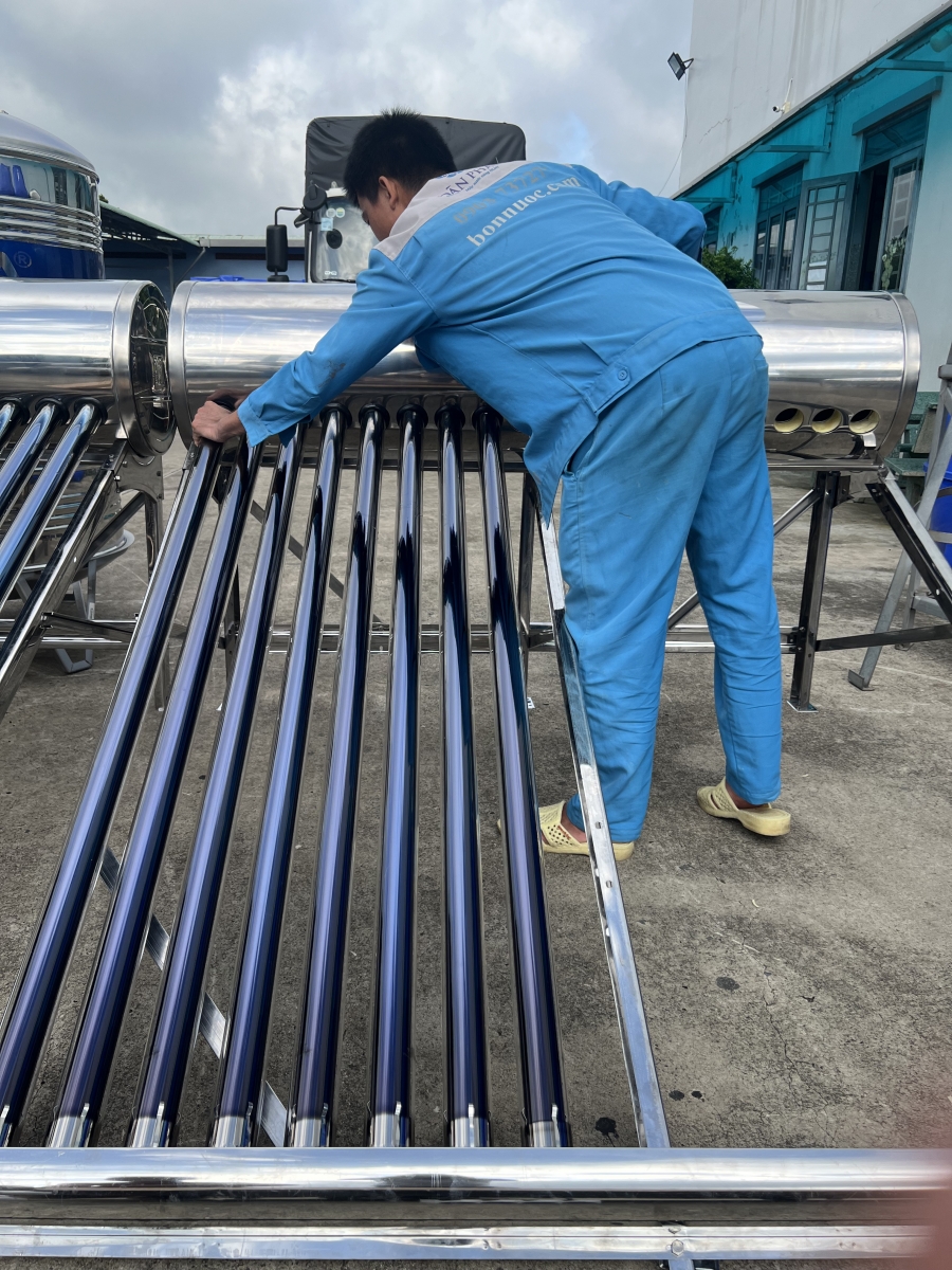 may nuoc nong nang luong mat troi son ha