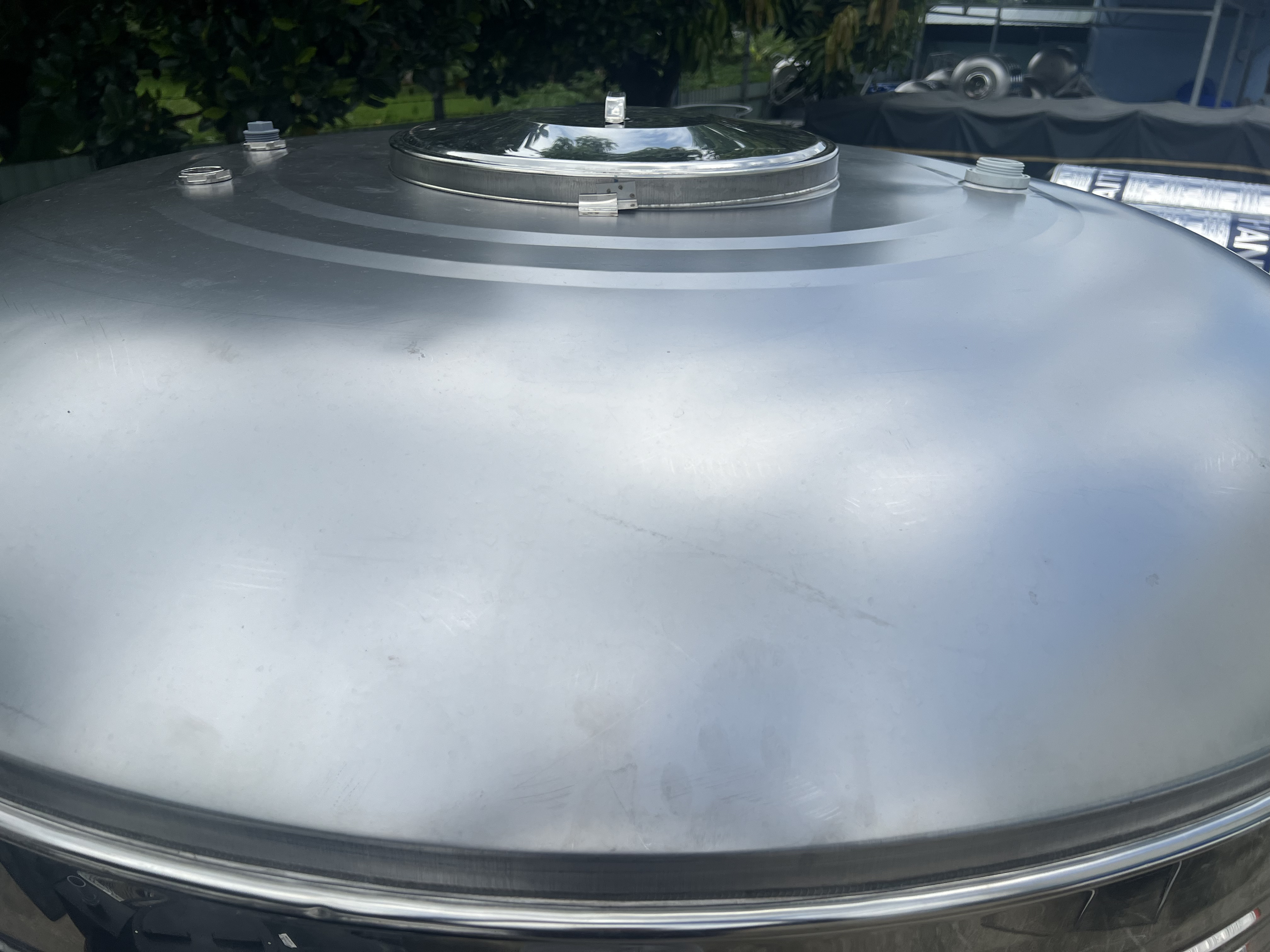 Chup tren bon nuoc inox Hwata 5000 lit dung