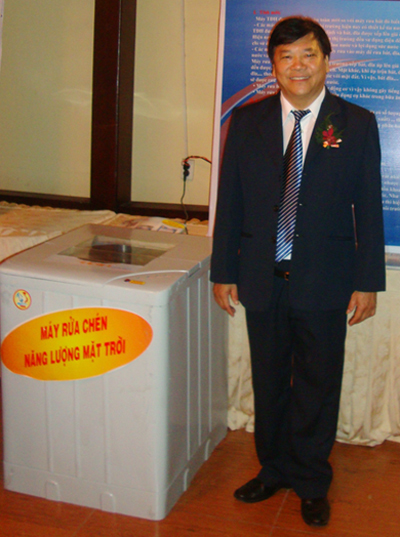 Thầy Huân với sáng chế máy rửa bát bằng năng lượng Mặt Trời của mình