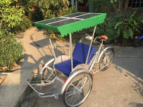 hình ảnh chiếc xích lô tự sáng chế chạy bằng năng lượng mặt trời